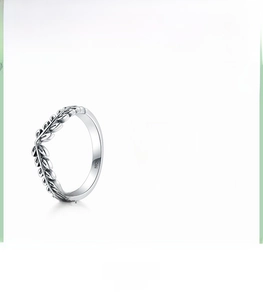 Macro detail of vintage 925 sterling silver leaf ring with 2.1g weight and S925 hallmark