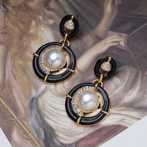Boucles d'oreilles vintage dorées avec perles, émail noir et accents de zircone