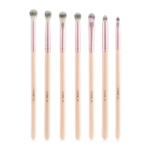 Détail de 7 pinceaux de maquillage pour yeux roses avec poils naturels doux