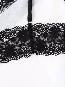 Robe d'été pour femmes avec col en V et dentelle noire élégante sur tissu blanc