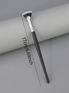 Detail of fan makeup brush with 17cm total length and soft black-white gradient bristles
