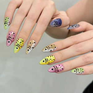 Unghie finte creative a forma di pesce con sfumature colorate e dettagli realistici
