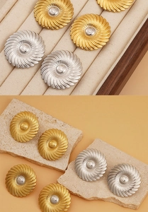 Dettaglio degli orecchini rotondi in acciaio 316 con trama a vortice in oro e argento