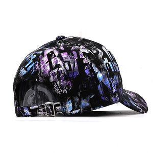 Graffiti Baseball Cap in Schwarz und Violett mit verstellbarer Metallschnalle auf weißem Grund