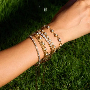 Dettaglio di bracciali in acciaio inossidabile 18K con zirconi bianchi sovrapposti