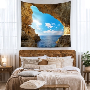 Vue détaillée de la tapisserie bohème avec paysage marin au-dessus d'un lit douillet