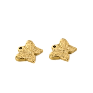 Detailansicht goldener hohler Schmetterlingsanhänger mit feiner geprägter Metalltextur