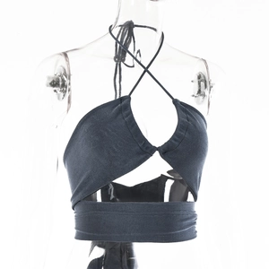 Gros plan détaillé sur un crop top gris foncé évidé avec licou et taille élastique