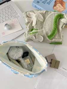 Floral embroidery makeup bag set with 3D texture in green and blue colors
