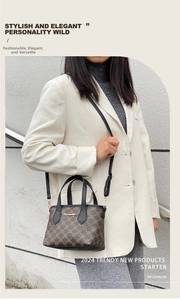 Modell mit bedruckter Beuteltasche mit schwarzen Ledergriffen und verstellbarem Schultergurt