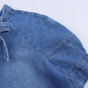 Detailaufnahme der Schulter- und Kragennähte bei diesem blauer Denim-Bluse und Rock Kombination