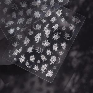 Détail des stickers ongles 3D relief MS848 et MS849 avec motifs floraux blancs