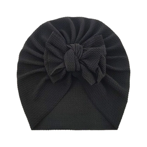 Turbante para bebé negro de punto de gofre con un gran lazo decorativo en el frente