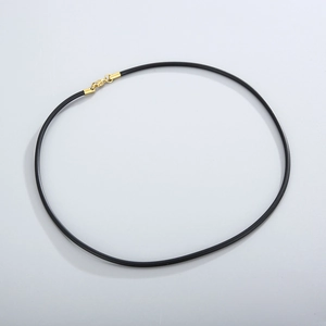 Détail du cordon de collier noir avec fermoir mousqueton doré et embouts métalliques