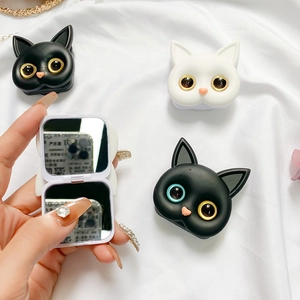 Dettaglio dello specchio pieghevole a gatto 3D con design a doppio lato e finitura bianca