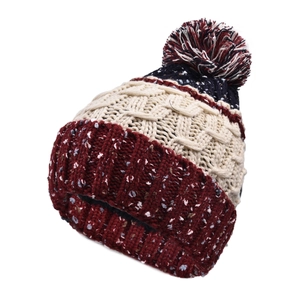 Détail du bonnet en tricot bicolore avec pompon mixte et maille torsadée