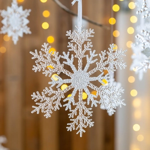 Fiocco di neve in acrilico trasparente con perline e nastro bianco decorativo