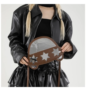 Détail du sac à bandoulière créatif en forme de voiture marron et argent à étoiles