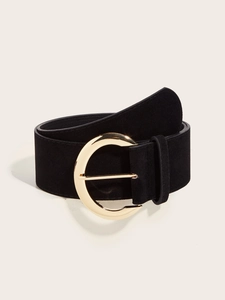 Détail d'une large ceinture noire vintage avec finition texturée et boucle dorée en croissant