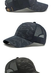 Dettaglio del cappello camouflage con pannelli in rete traspirante e fibbia in metallo