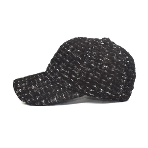 Vue latérale d'une casquette de baseball en tweed noir avec texture argentée brillante