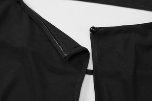 Gros plan sur le tissu en maille noire montrant les détails de la fermeture éclair et du bouton