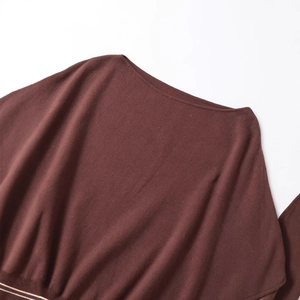 Brauner schulterfreier Strickpullover mit gestreiftem Saum und passendem Gürtel