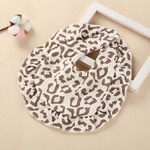 Bavoir en coton pour bébé avec imprimé léopard, bords à volants et bouton pression