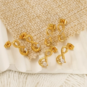 Trois paires de boucles d'oreilles infini en or avec zircons cubiques sur socle en pierre