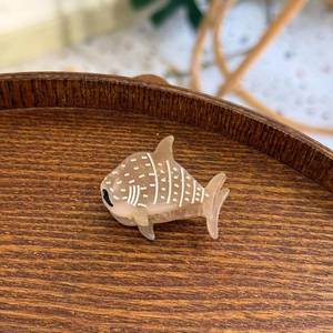 Mini pince à cheveux requin-baleine en acétate avec points blancs sur plateau bois