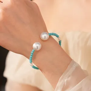 Bracelet vintage français à perles vertes et grandes perles sur tissu doux plissé