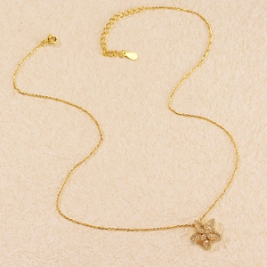 Dettaglio della collana a stella in argento S925 dorato con zirconi scintillanti