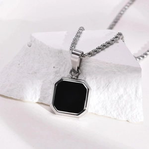 Collana a catena argento minimalista con pendente quadrato geometrico e inserto nero
