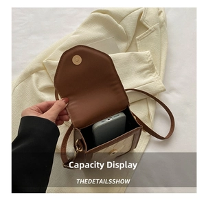 Détail montrant la capacité intérieure du sac de téléphone matelassé beige sur un blazer