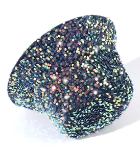 Dettaglio di paillettes colorate e luccicanti su un cappello a secchiello alla moda