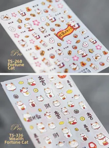 Gros plan d'autocollants 3D pour ongles chat porte-bonheur avec pièces d'or et fleurs