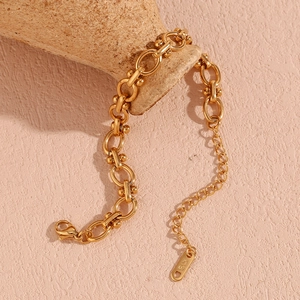 Gros plan d'un bracelet maille ovale plaqué or 18 carats avec fermoir et logo K18