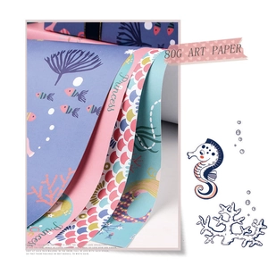 Détail du papier cadeau sirène 80g avec motifs marins d'écailles, coraux et petits poissons