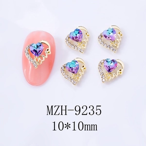 Makro-Detail von 10x10mm hohlem Herz-Nagelanhänger mit Love-Gravur und bunten Strasssteinen