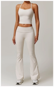 Vue détaillée d'un ensemble de yoga blanc cassé avec pantalon évasé et brassière