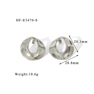 Détails de créoles argentées à texture torsadée avec dimensions 28,1mm par 28,8mm
