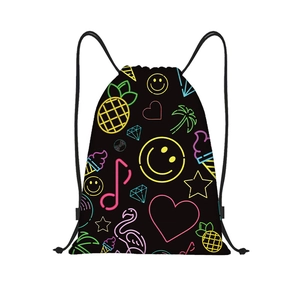 Detalle de bolsa de cuerdas negra con estampados neón de piñas y corazones de colores
