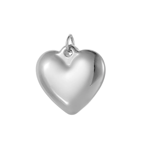 Gros plan du pendentif en forme de cœur en acier inoxydable au fini poli brillant