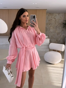 Nahaufnahme des rosa langärmeligen Satin-Minikleides mit V-Ausschnitt und Bindegürtel