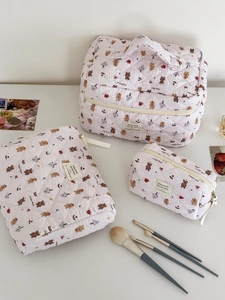 Détail du set de trousses à maquillage en coton matelassé rose avec motifs ours mignons