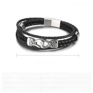 Vue détaillée du bracelet en cuir multicouche avec boucle magnétique et gravure totem
