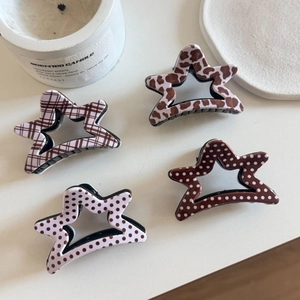 Mollelette a stella con motivi leopardati e a pois su uno sfondo crema dal design minimal
