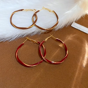 Retro geometric twisted hoop earrings in deep brown and burgundy with gold trim accents