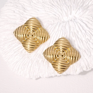 Boucles d'oreilles carrées en acier doré 18 carats avec texture ondulée sur corail blanc