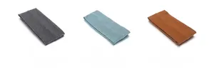 Texture détaillée de bandeaux de sport en maille côtelée gris foncé, bleu et caramel